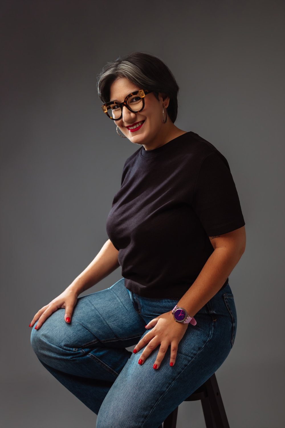Laura en un plano más cercano, sonriendo a cámara